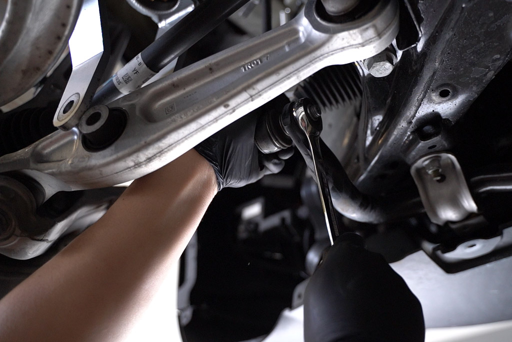 Tesla Model Y Endlink Removal